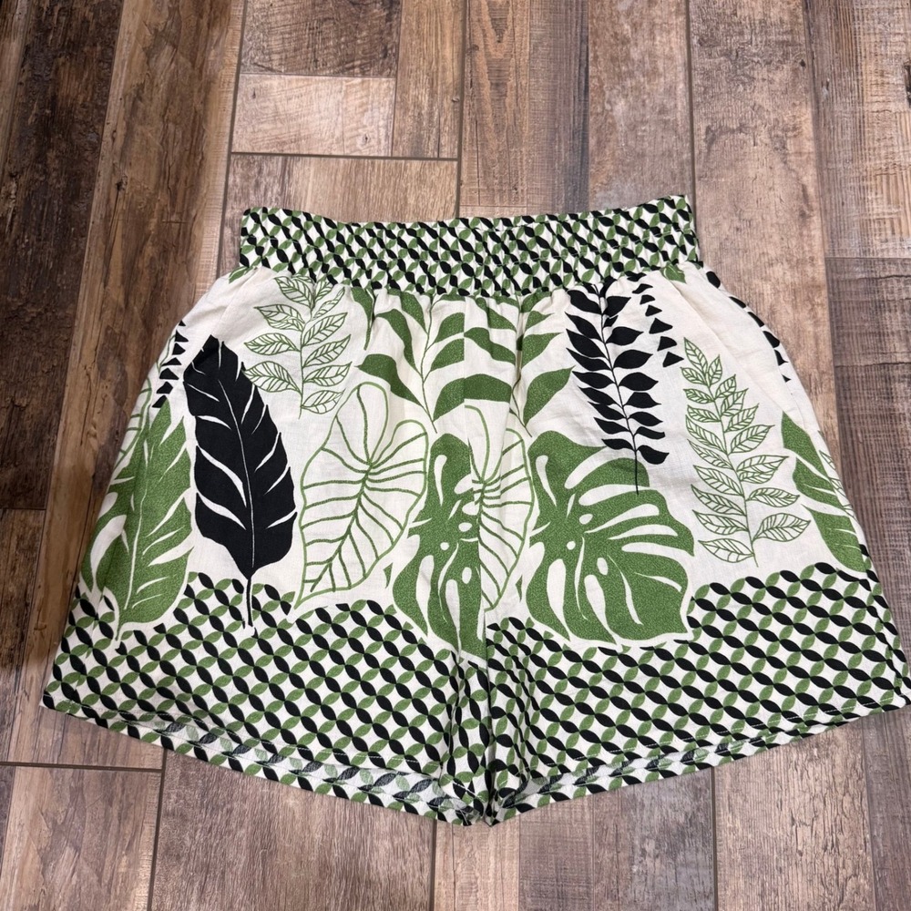 Doe and Rae Green Tropical Leaf Print Smocked High Waist Shorts Small